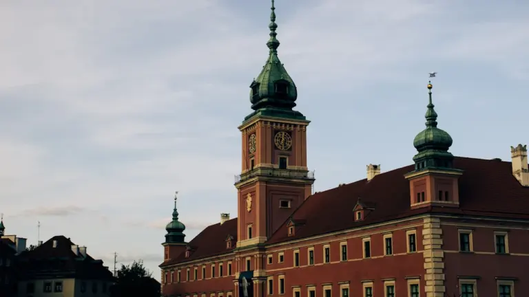 Zamek Królewski w Warszawie z wieżą zegarową w historycznym centrum polskiej stolicy