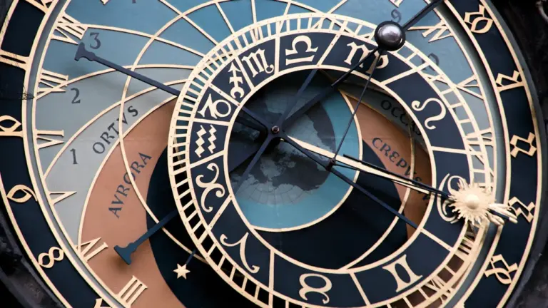 Zegarek astronomiczny Orloj w Pradze z widocznymi symbolami znaków zodiaku na tarczy.