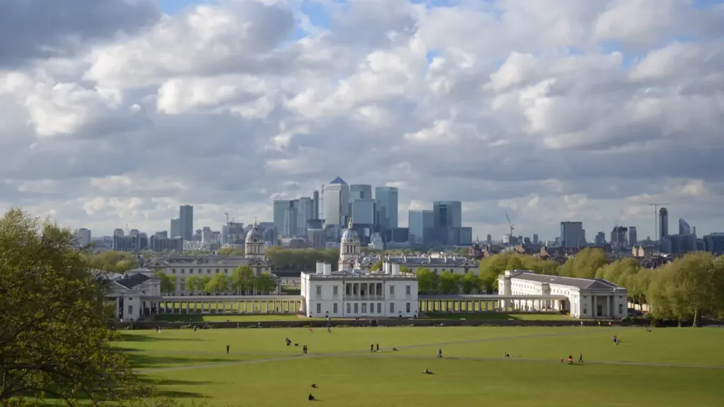 Widok na panoramę Canary Wharf z parku przy Obserwatorium Królewskim w Greenwich