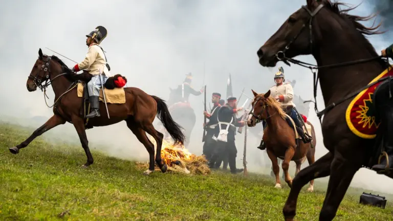 Historyczna rekonstrukcja kawalerii polskiej nawiązująca do epoki Oświecenia i tradycji wojskowych.